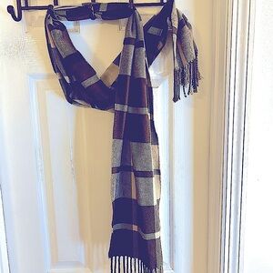 Women’s brown & beige scarf. This scarf is in new condition.